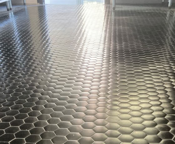 Image montrant le résultat final d'une rénovation avec traitement sur un sol en carreaux ciment.
