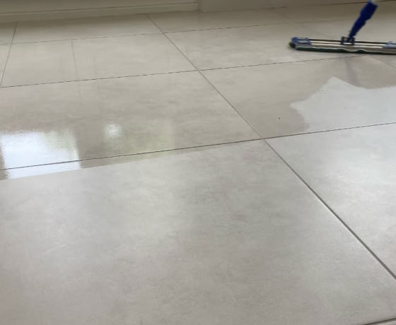 Image montrant le résultat final d'une rénovation avec traitement sur un sol en carreaux ciment.