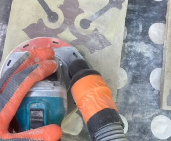 Image montrant le résultat final d'une rénovation avec traitement sur un sol en carreaux ciment.