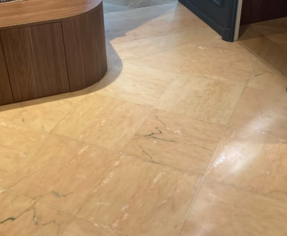 Image montrant le résultat final d'une rénovation avec traitement sur un sol en carreaux ciment.