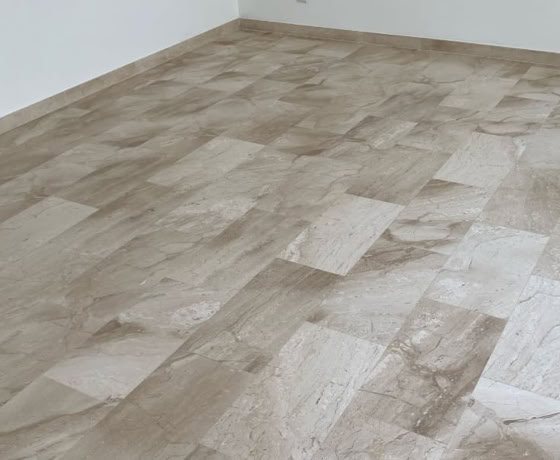 Image montrant le résultat final d'une rénovation avec traitement sur un sol en carreaux ciment.