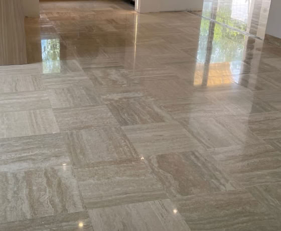Image montrant le résultat final d'une rénovation avec traitement sur un sol en carreaux ciment.