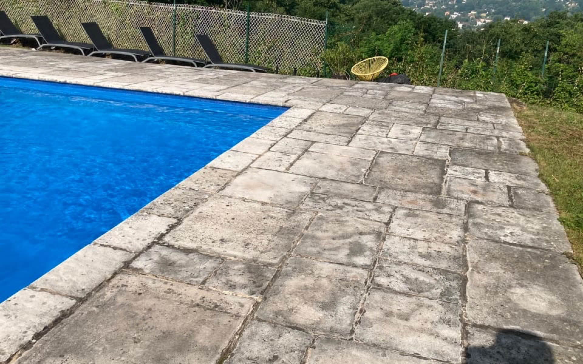 Comment nettoyer une terrasse en pierre