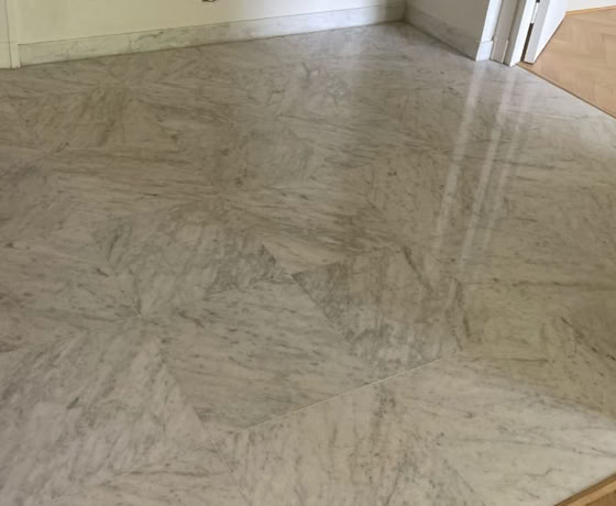 Image montrant le résultat final d'une rénovation avec traitement sur un sol en carreaux ciment.