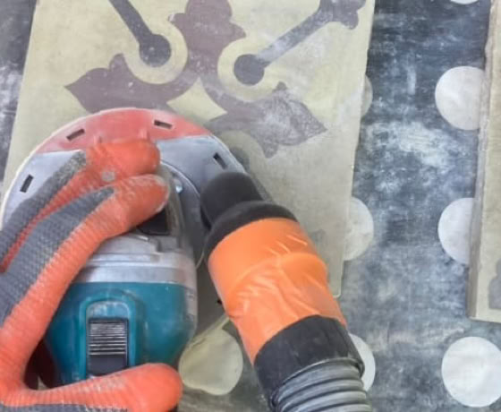 Image montrant le résultat final d'une rénovation avec traitement sur un sol en carreaux ciment.