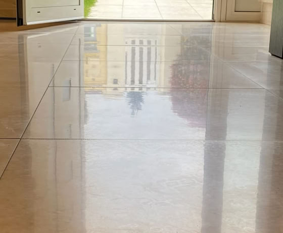 Image montrant le résultat final d'une rénovation avec traitement sur un sol en carreaux ciment.