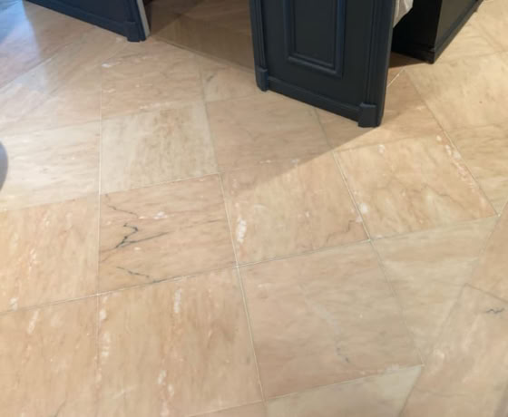 Image montrant le résultat final d'une rénovation avec traitement sur un sol en carreaux ciment.
